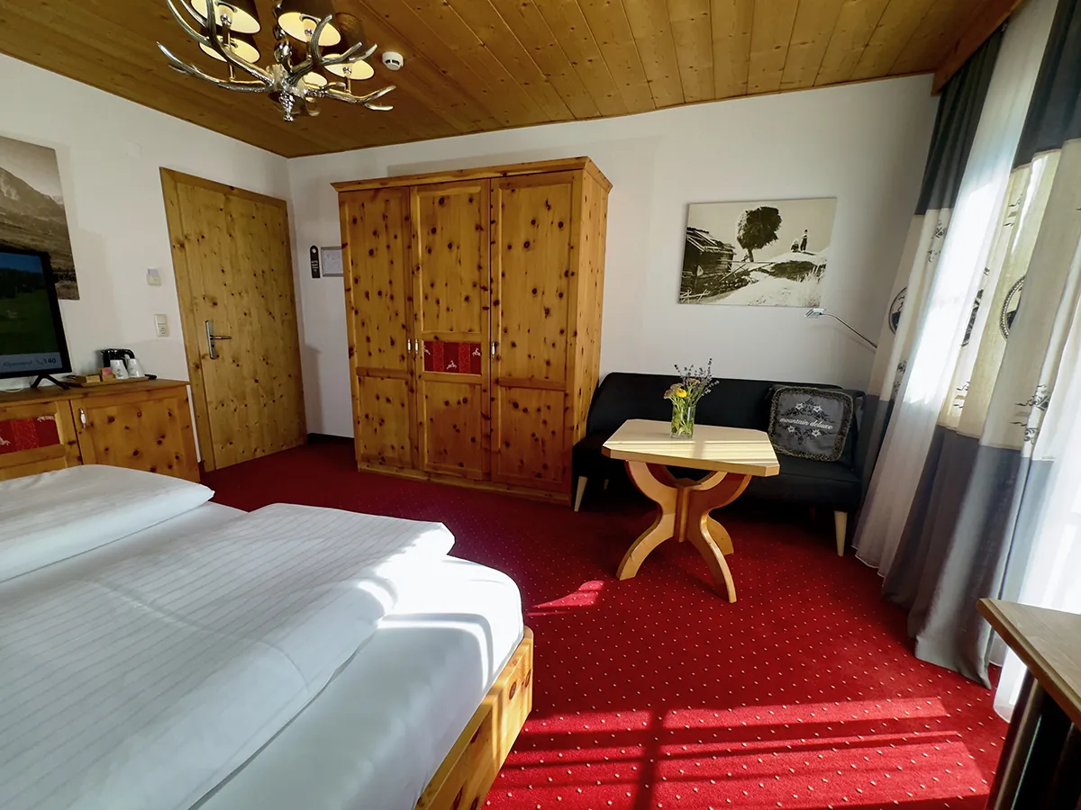 Zirbenzimmer - im Hotel Landhaus Lechthaler in Sankt Anton am Arlberg