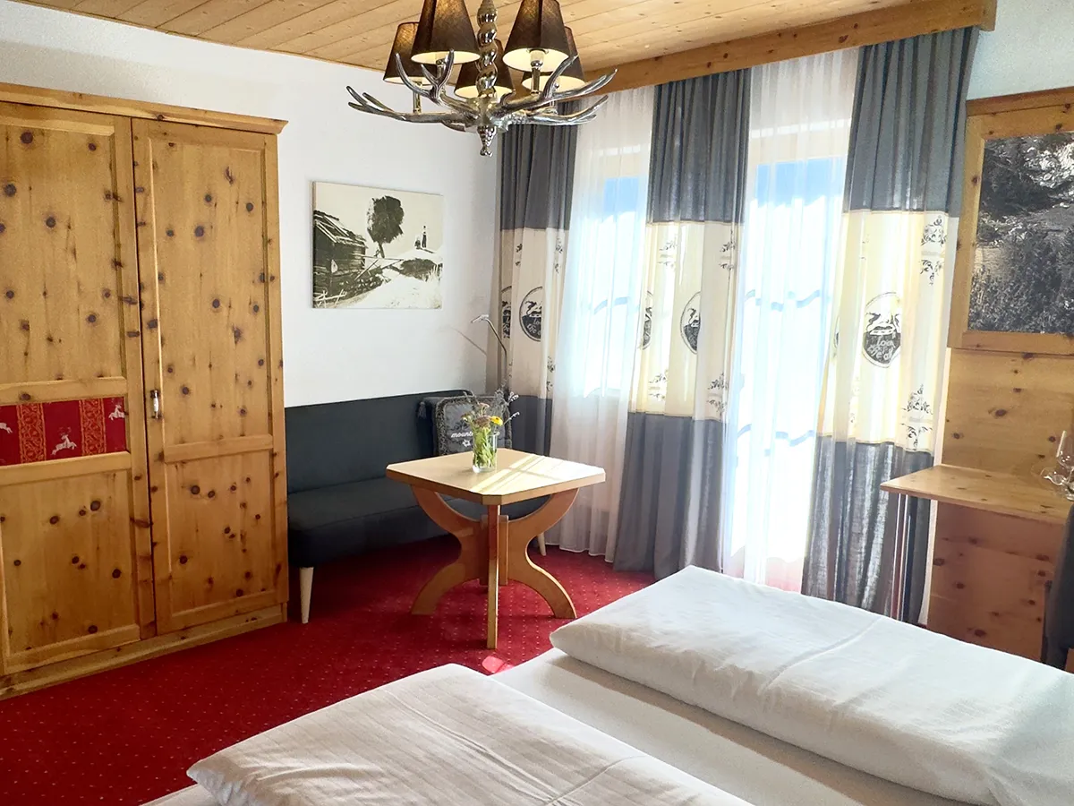 Zirbenzimmer - im Hotel Landhaus Lechthaler in Sankt Anton am Arlberg