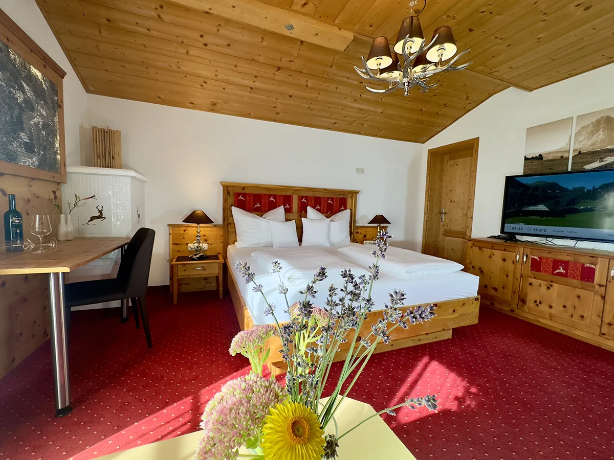 Zirbenzimmer - im Hotel Landhaus Lechthaler in Sankt Anton am Arlberg